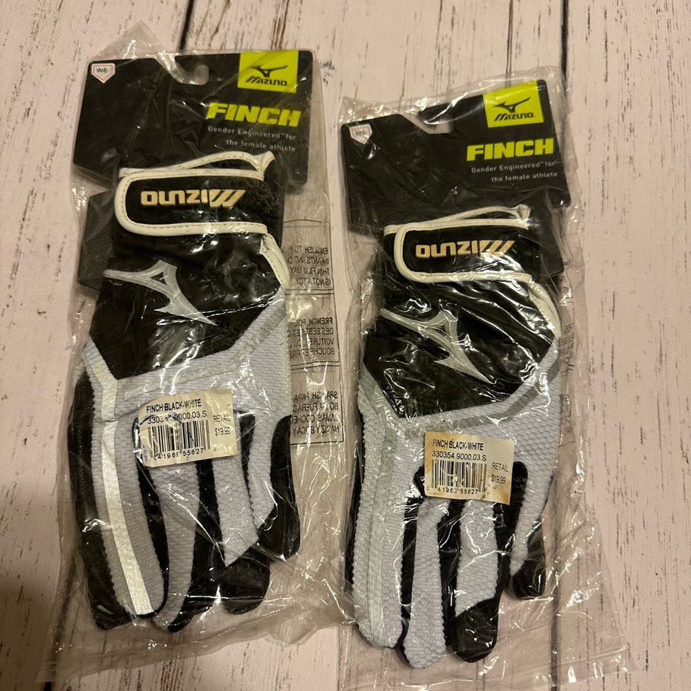 Mizuno Finch women’s batting gloves S; softball baseball batting gloves